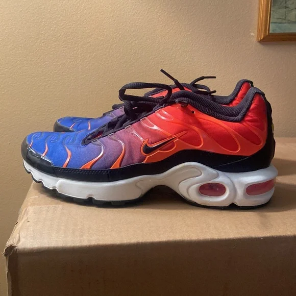 Nike Air Max Plus Gradient Total Crimson Sneakers, Size: 7½ (GS - 6) - Picture 5 of 6